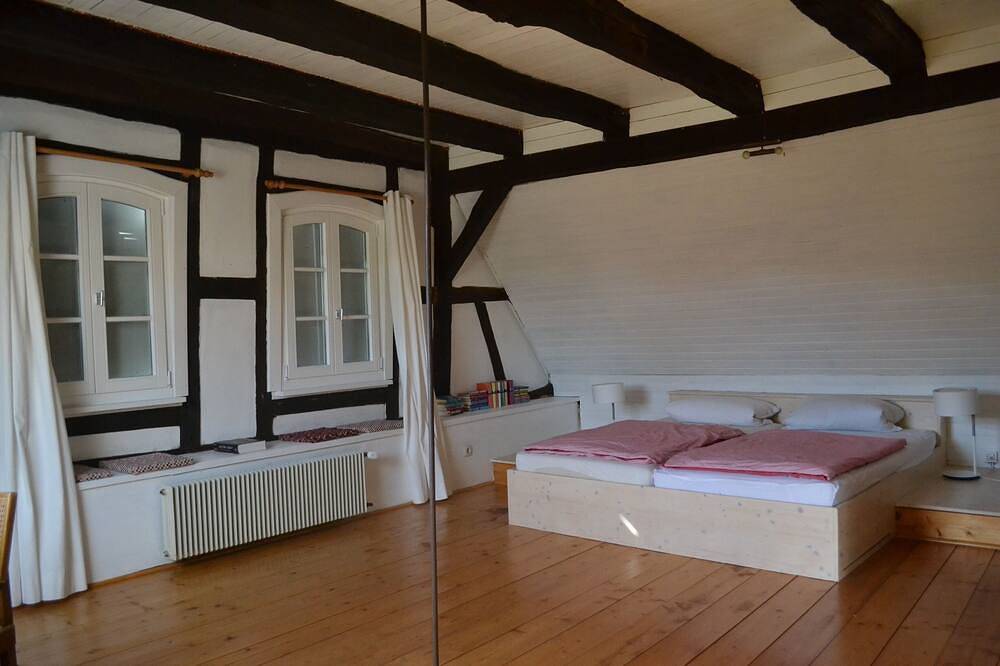 Idílica casa de entramado de madera con un gran jardín y parque infantil y huerto in Cleebourg, Región de Wissembourg