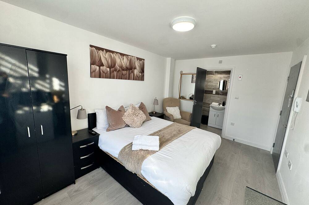 Ensuite Deluxe Room with Shower in London, South East England