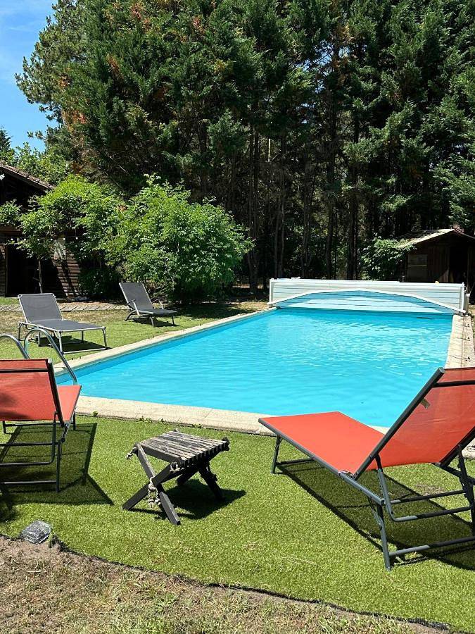 Location de vacances pour 6 personnes, avec jardin et jacuzzi ainsi que piscine et terrasse à Trensacq
