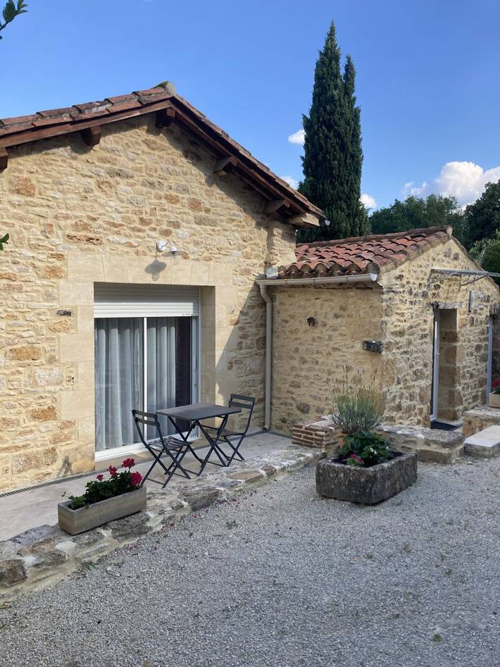 Gîte pour 4 personnes, avec terrasse ainsi que jardin et piscine à Prayssac - 4