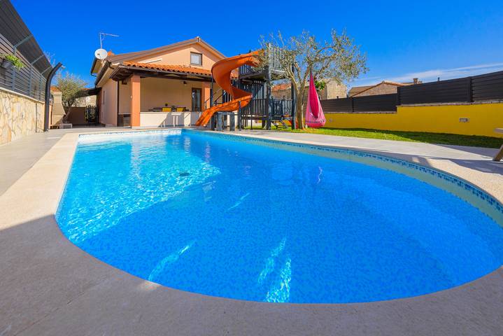 Location de vacances pour 8 personnes, avec piscine et terrasse à Svetvinčenat