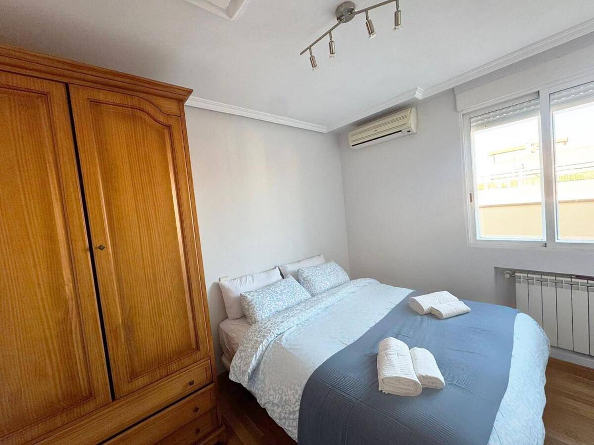 Appartement entier, Madrid Luxe Oasis 4 Bedroom with Terrace & Pool in Torrejón de Ardoz, Área Metropolitana de Madrid