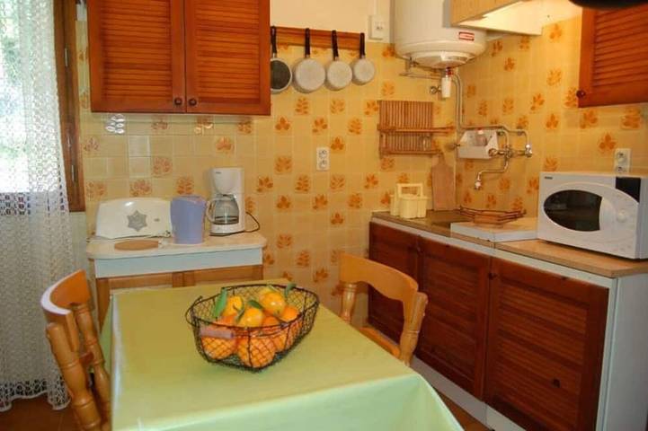 Location de vacances pour 2 personnes, avec terrasse et jardin à Calvi