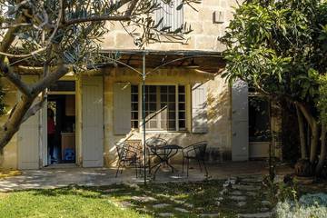 Location de vacances pour 7 personnes, avec terrasse et jardin à Fontvieille