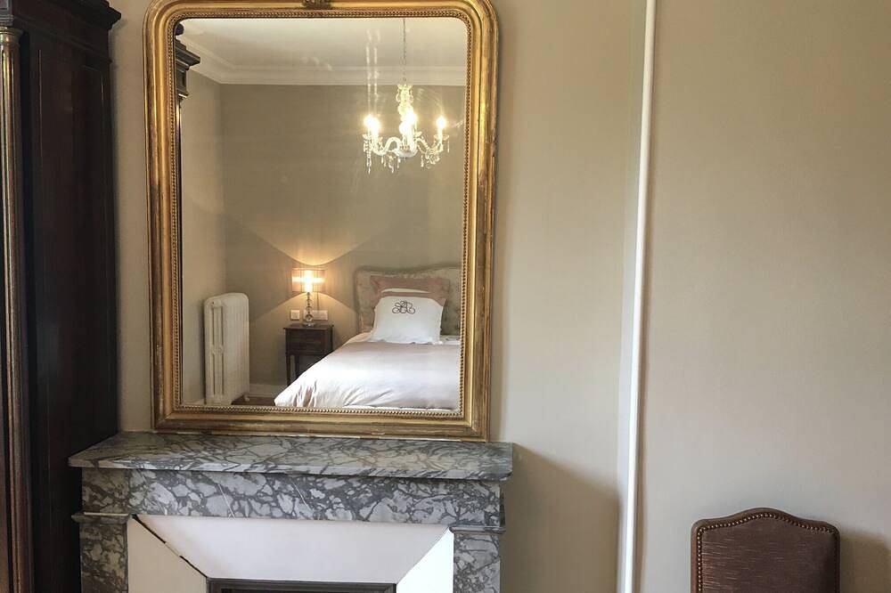 Room 1 King size double bedroom in Jarzé, Région d'Angers