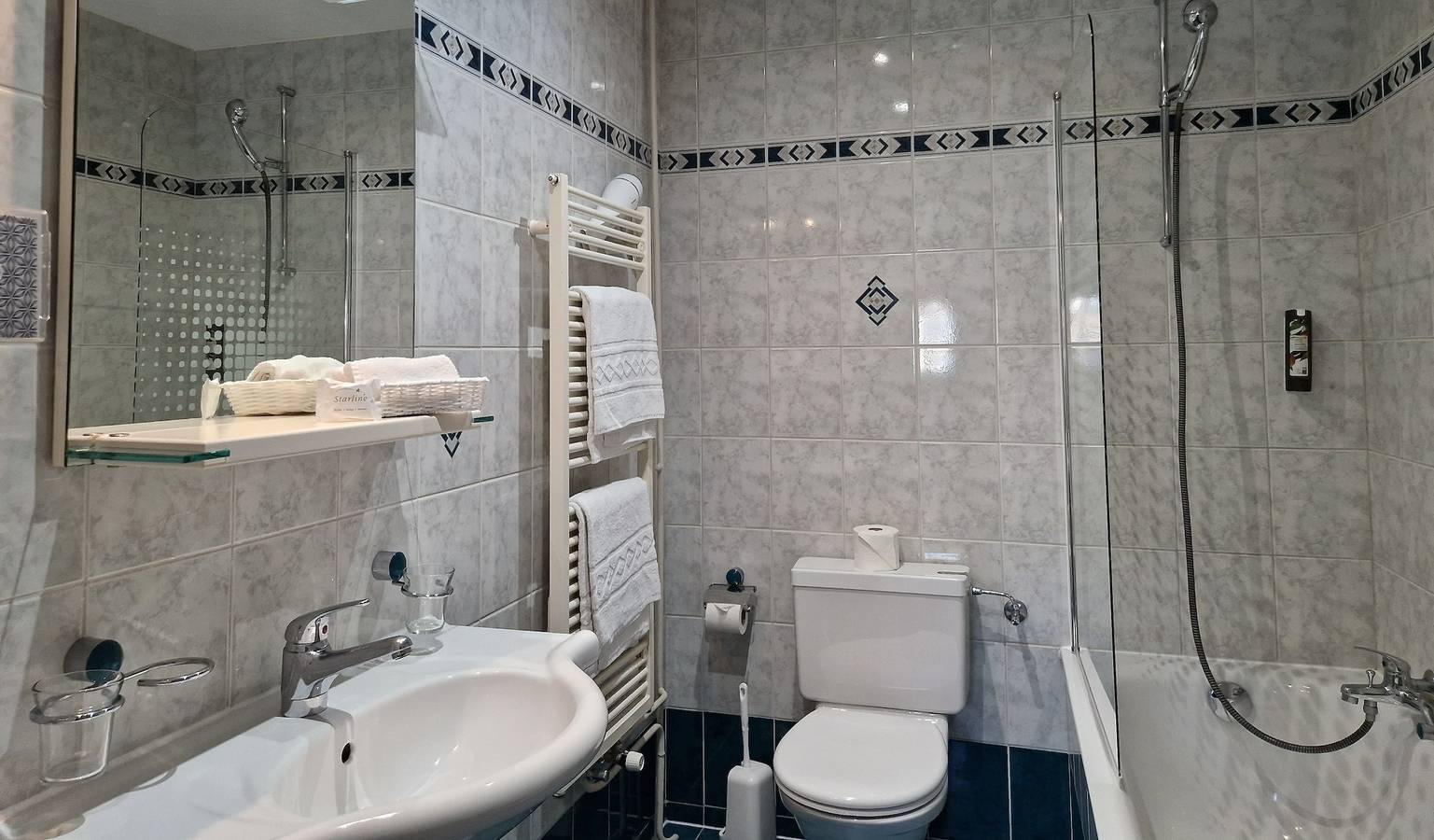 Hôtel Touring au Lac - Simple, côté port in Neuchâtel, Pays des Trois-Lacs