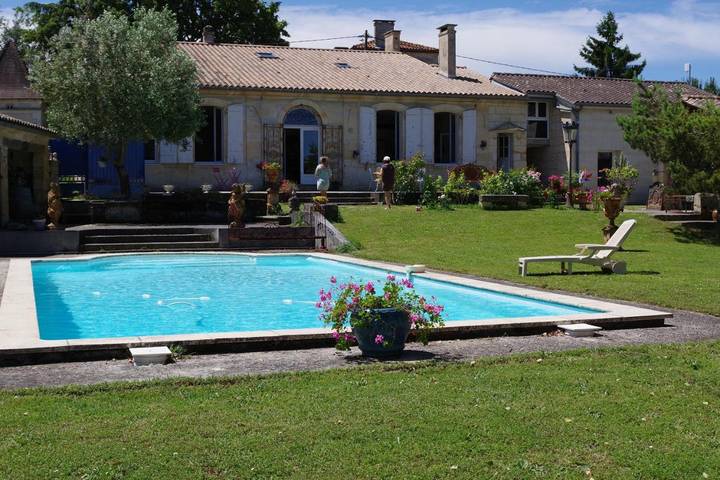 Location de vacances pour 4 personnes, avec piscine ainsi que vue et jardin à Gauriac