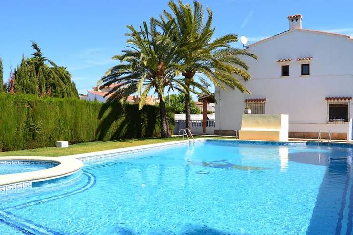 Bungalow para 5 personas, con piscina y jardín en Almadraba