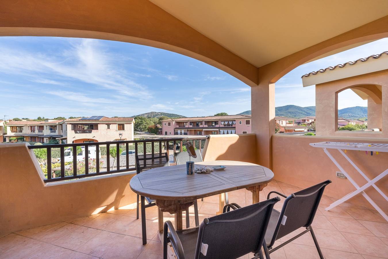 Appartamento intero, Appartamento per vacanze "Pistacchio" con piscina condivisa, terrazza privata e aria condizionata in Murta Maria, Gallura