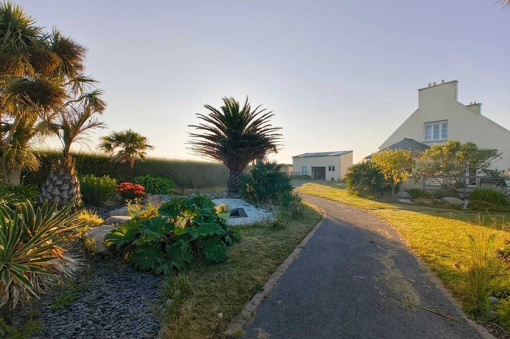 Maison, vue mer, au calme avec beau jardin arboré in Île de Batz, Ceinture Dorée