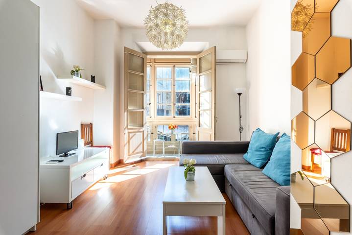 Entire apartment, Studio Apartment “Centro Histórico” in Centre of Málaga with Wi-Fi & Balcony in Málaga Central District, Malaga