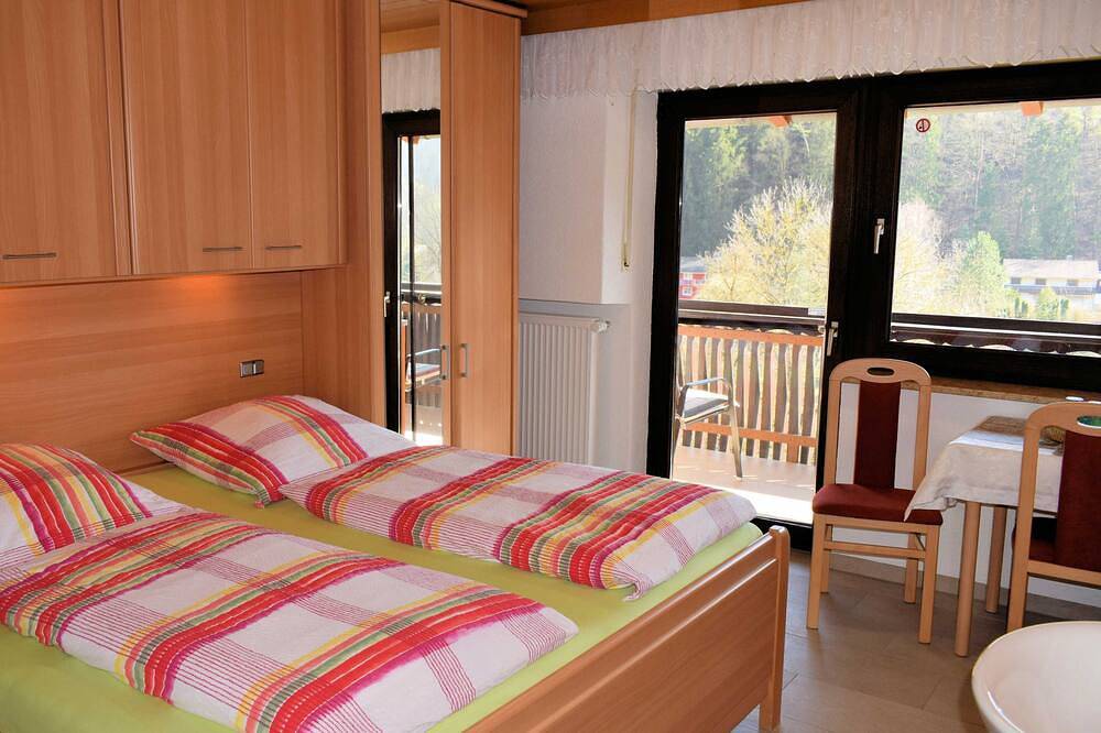 Ganze Wohnung, Doppelzimmer mit Balkon (Etagendusche/Wc) - Gästehaus Grau in Egloffstein, Frankenalb