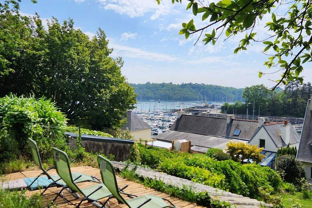 La Maison sur le Port in Lézardrieux, Pink Granite Coast