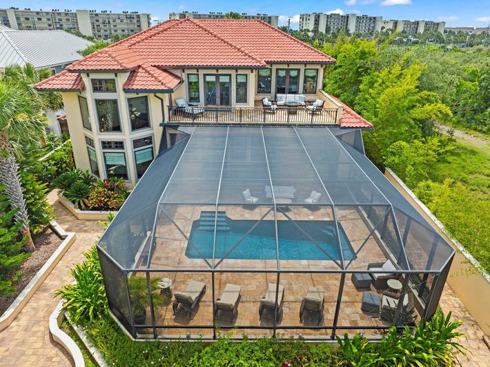 Vacation rental for 10 people, with yard and terrace in Crescent Beach