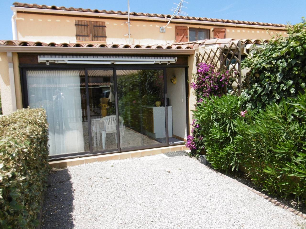 Port-la-Nouvelle : Villa T2 avec jardin fleuri, véranda, barbecue, parking privé, à 900m de la plage in Port-la-Nouvelle, Côte d'Améthyste