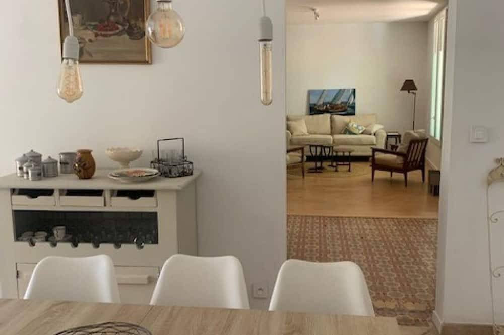 180m2 house with swimming pool in the village. Small & medium dogs accepted in Montfrin, Nimes region