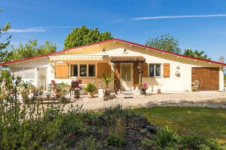 Location de vacances pour 7 personnes, avec terrasse ainsi que piscine et jardin à Nadaillac-de-Rouge