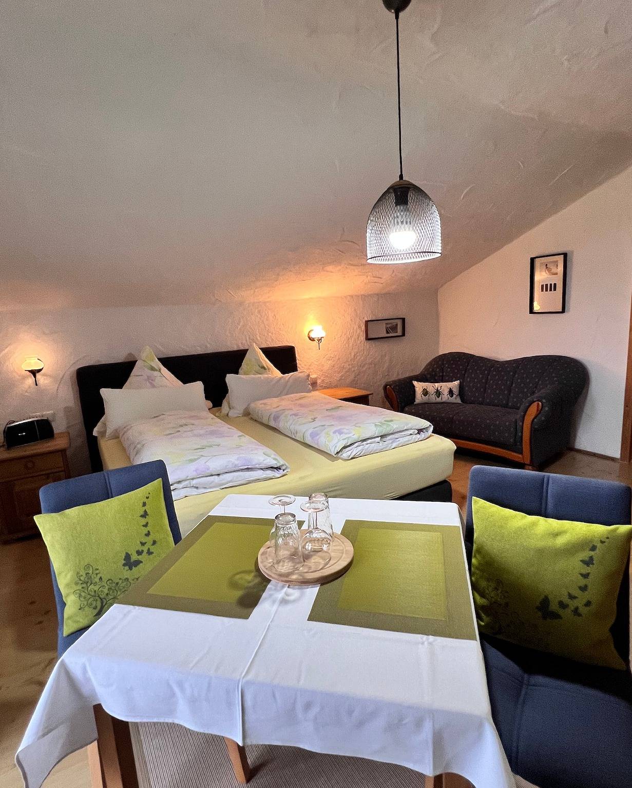 Haus Chiemseeblick - Zimmer Kampenwand - Doppelzimmer mit Dusche/Wc und Balkon in Grabenstätt, Chiemsee