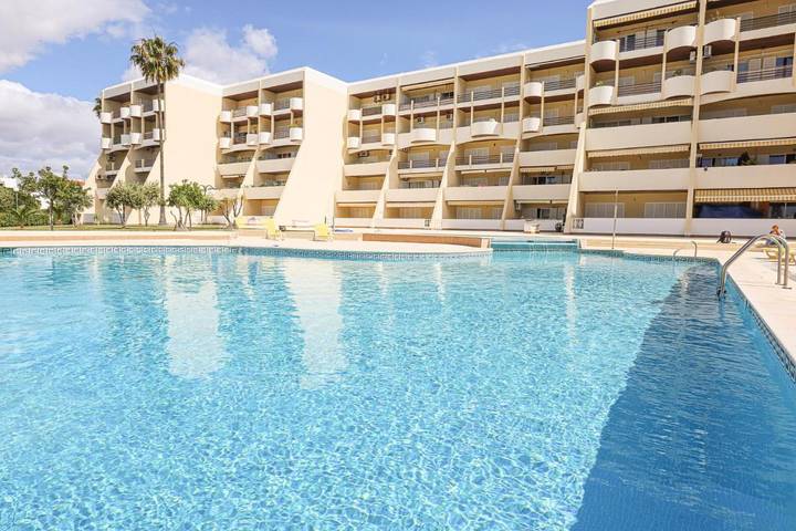 Appartement de vacances pour 4 personnes, avec vue ainsi que piscine et jardin