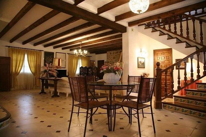 Casa rural para 8 personas, con vistas además de jardín y piscina en Cardenete