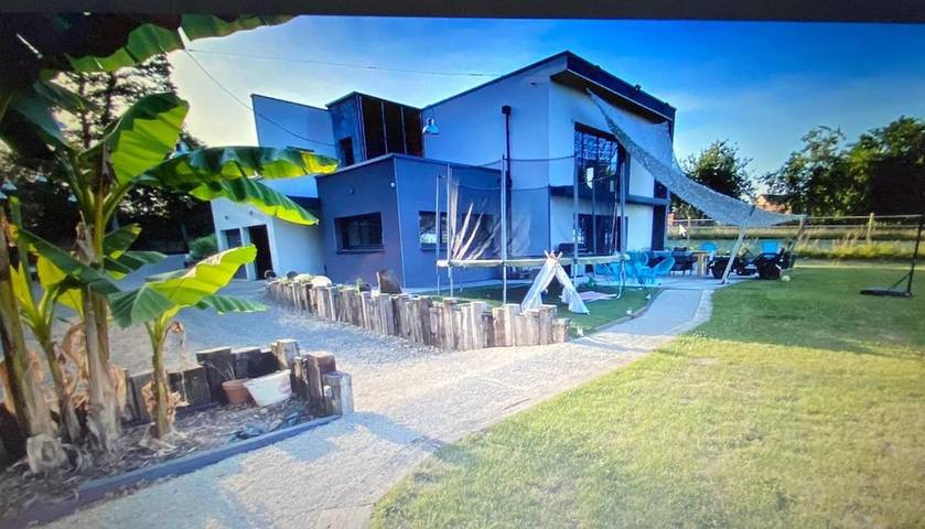 Location de vacances pour 15 personnes, avec terrasse et vue à Brains-sur-Gée