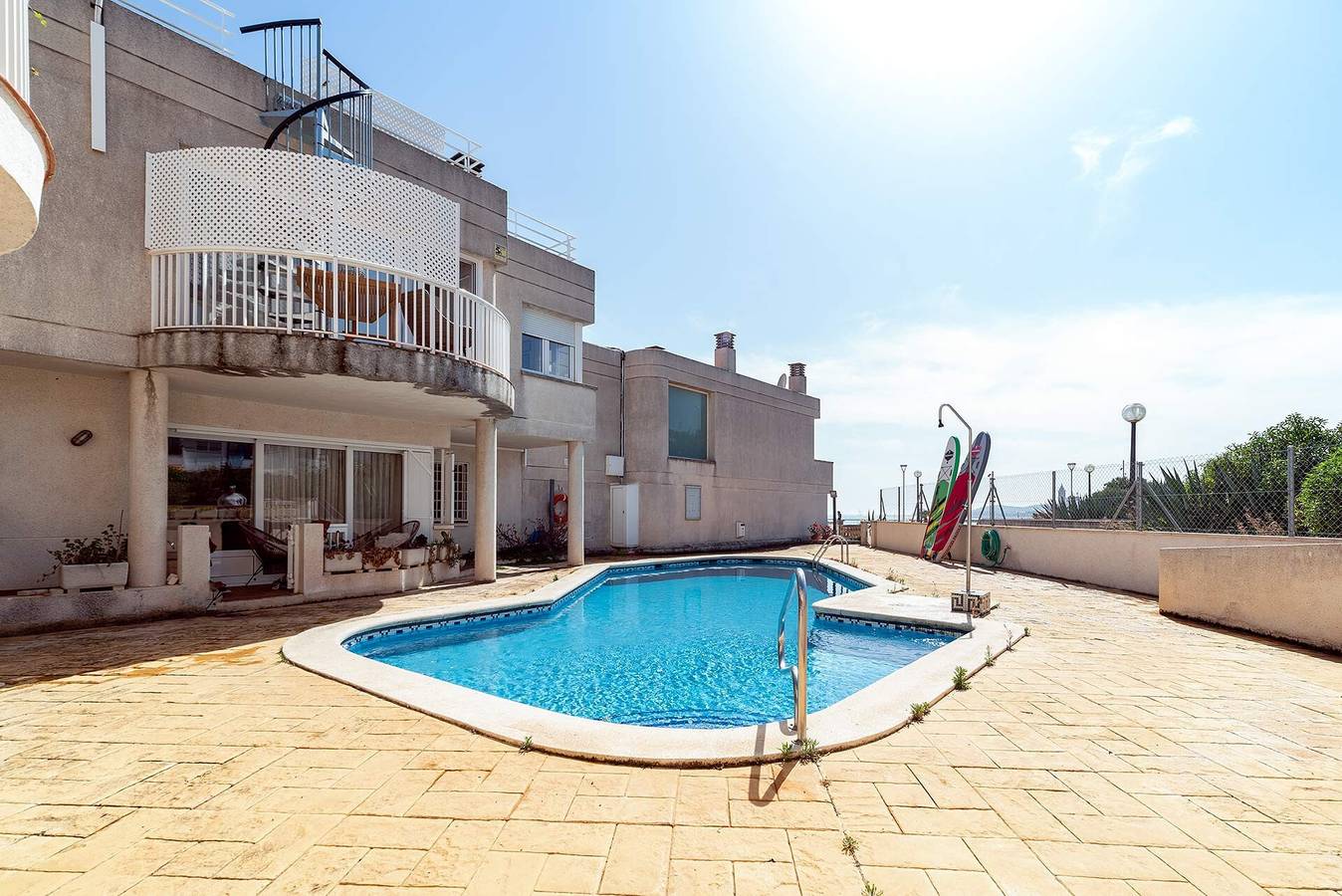 Vakantiehuis "Huis in eerste lijn van zee" met tuin, terras & gedeeld zwembad in el Balmí Gran (Sitges), Sitges