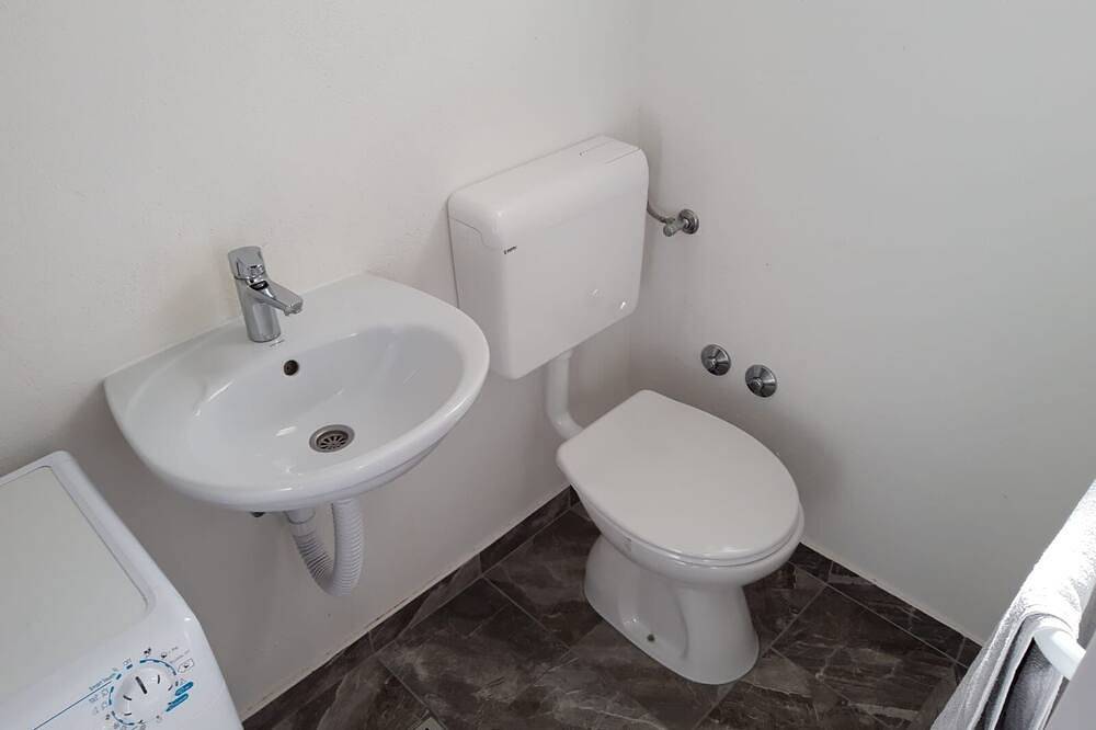 Ganze Wohnung, 2-Zimmer-Ferienwohnung mit Terrasse und Meerblick Tkon, Pasman (A-19127-a) in Tkon, Pasman