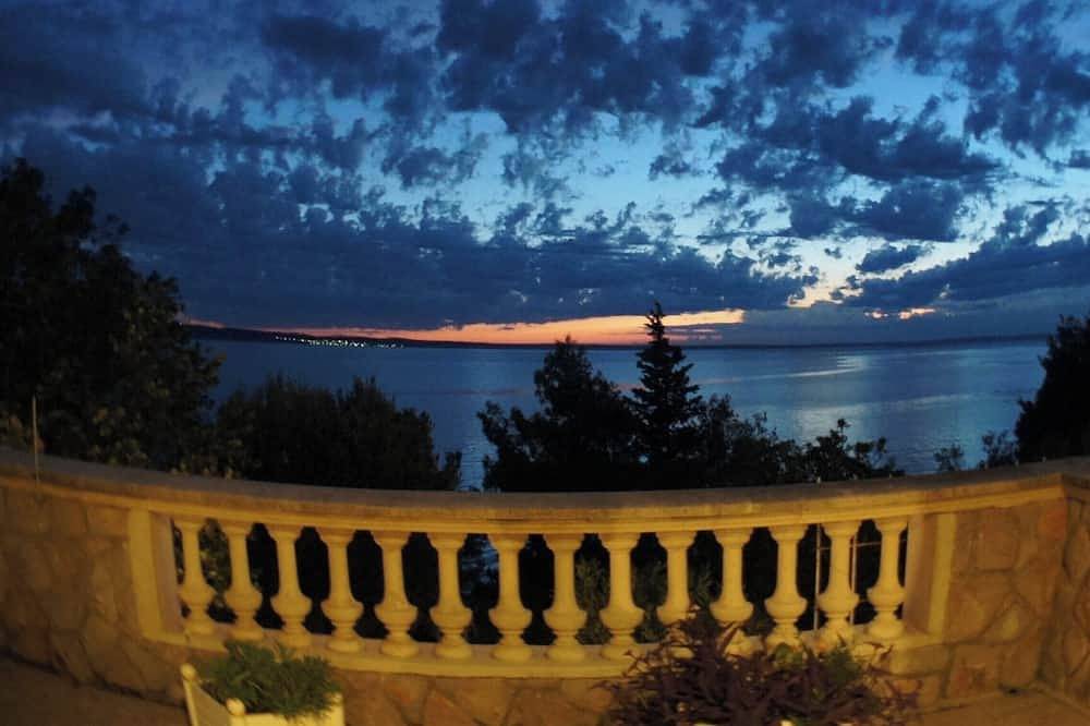  A P A R T M E N T - 7 7 Private beach & swimming pool  in Starigrad Paklenica, Starigrad
