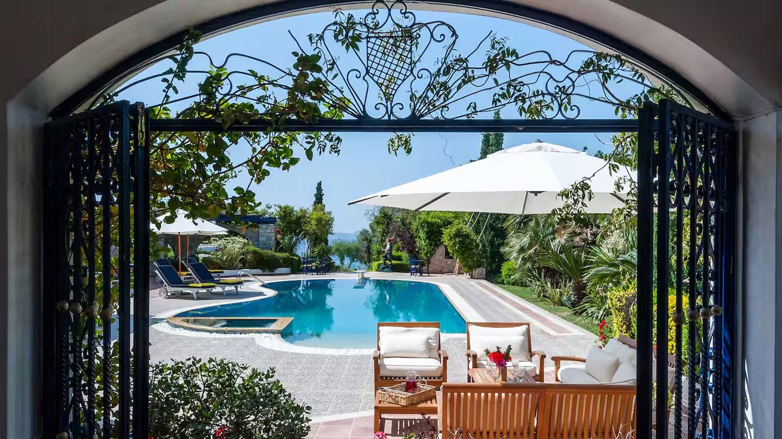 Villa Thermisia - Hydra Bay Resort with Private Beach and Dock for Boat in Thermisia, Argolida