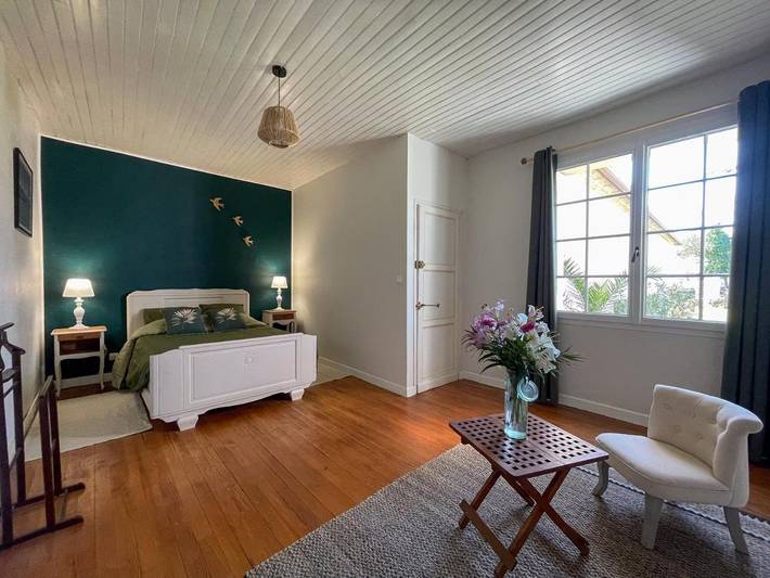 Location de vacances pour 2 personnes, avec terrasse et jardin ainsi que vue et piscine à Montazeau - 3