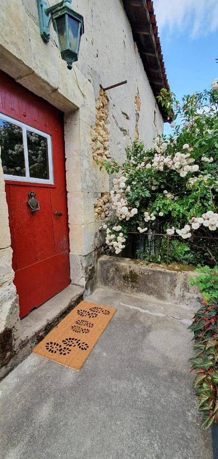 Location de vacances pour 2 personnes, avec vue ainsi que piscine et jardin à Brossac - 3