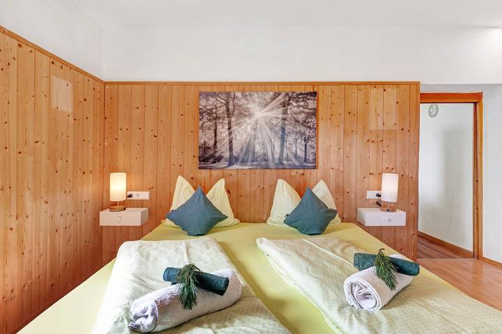 Entire apartment, Holiday Apartment 'Huanzhof Ferienwohnung Lerch' with Mountain View, Private Terrace & Wi-Fi in Aldein, South Tyrol