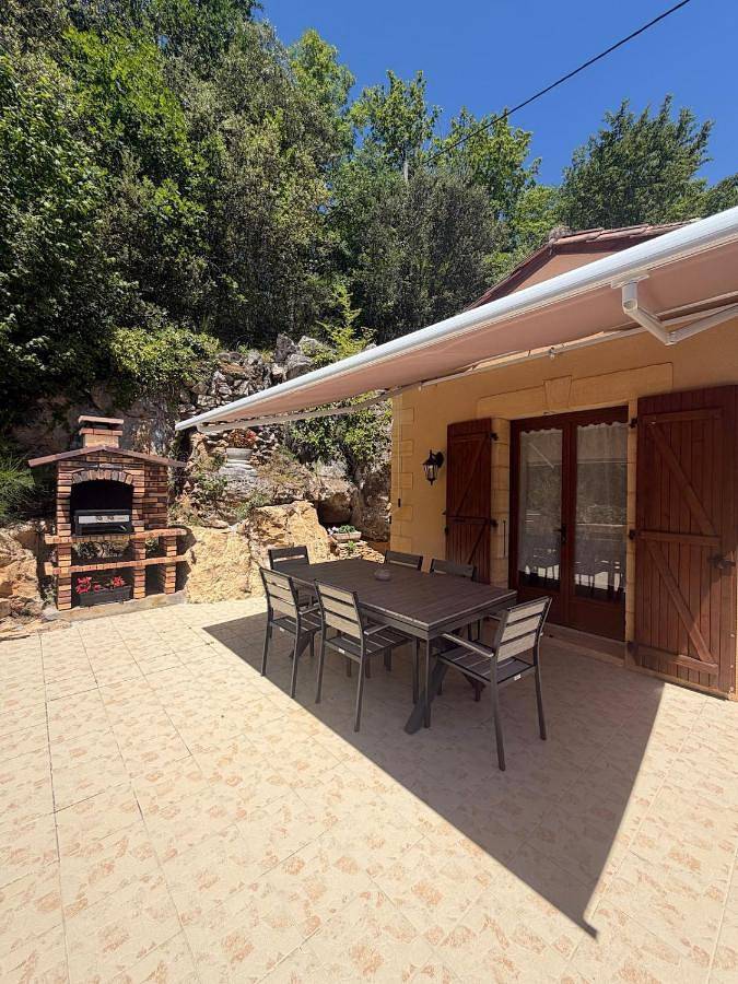 Location de vacances pour 6 personnes, avec vue ainsi que piscine et jardin à Calviac-en-Périgord - 3