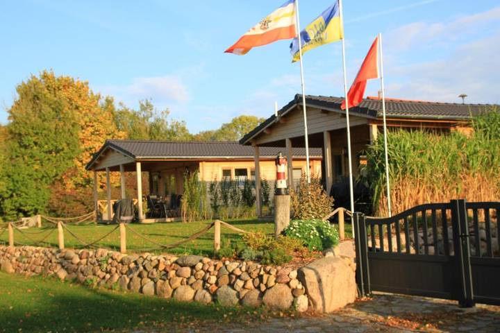 Ferienhaus für 4 Personen, mit Whirlpool und Terrasse sowie Garten und Pool