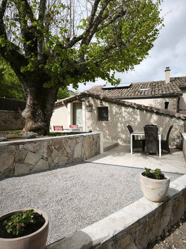 Gîte pour 2 personnes, avec piscine et jardin