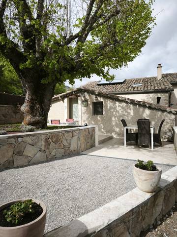 Gîte pour 2 personnes, avec jardin et piscine dans Hautes-Alpe