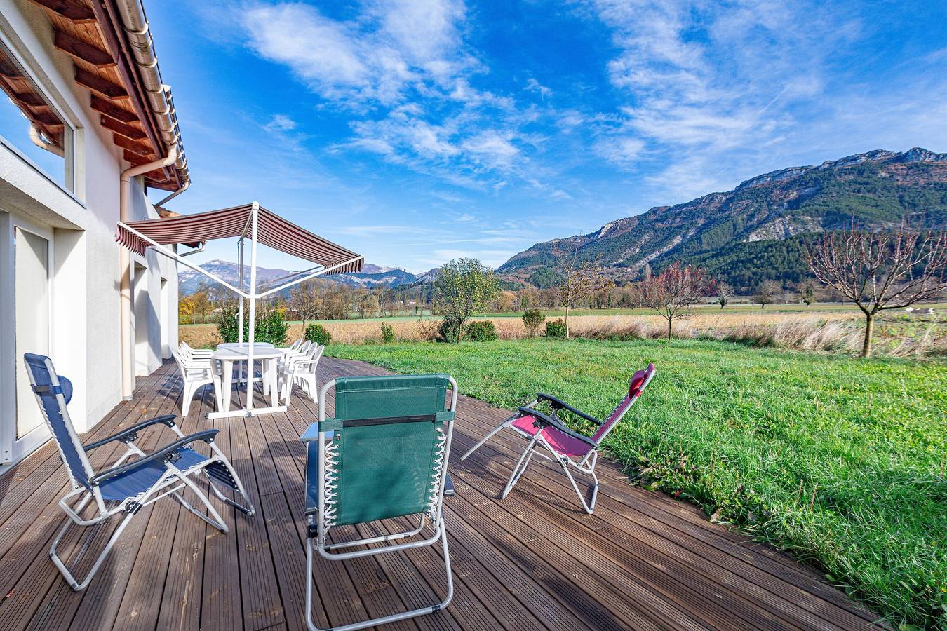 Eco-Logis du Clos des Tilleuls Gîte with Mountain View, Shared Terrace and Garden in Die, Parc naturel régional du Vercors