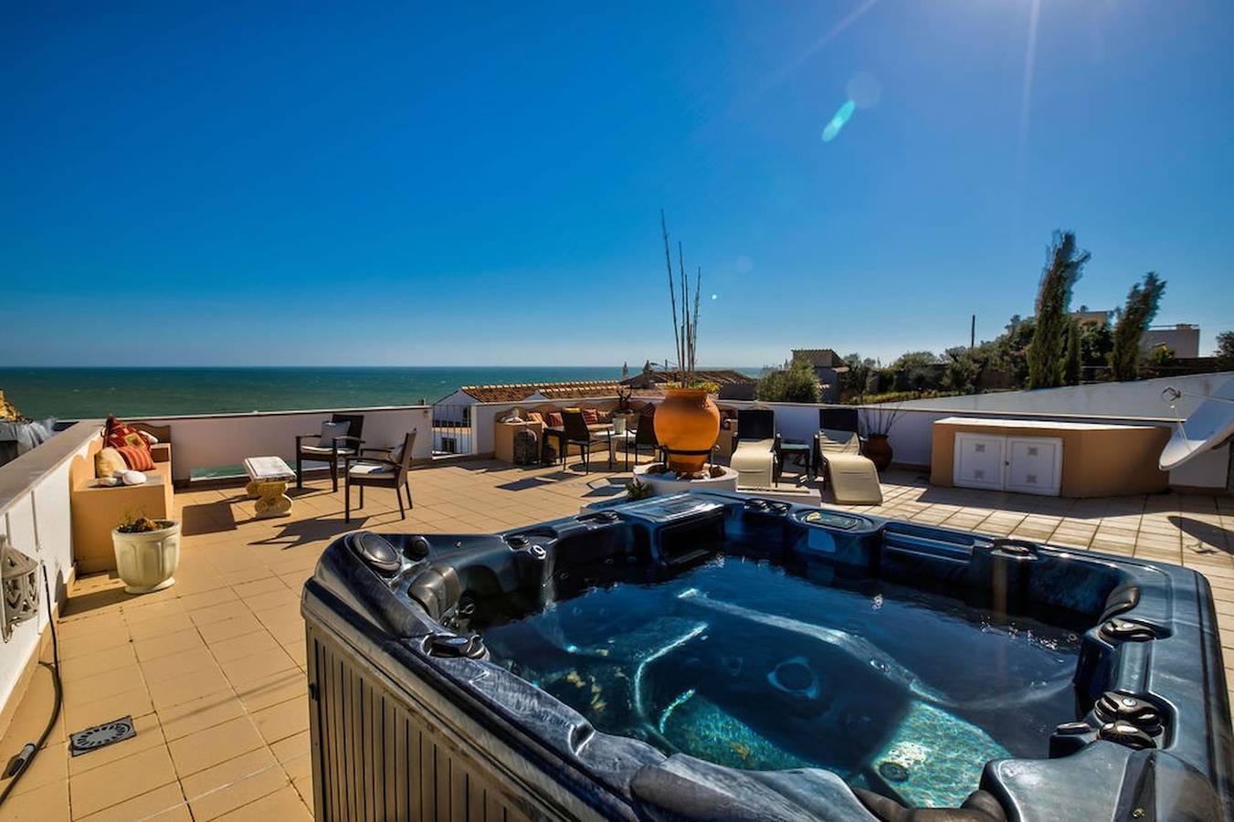Apartamento entero, Carvoeiro Bay D · Townhouse With Roof Top Jacuzzi in Carvoeiro, Distrito de Faro