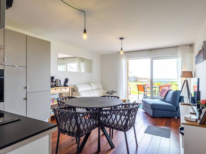 Appartement entier, Appartement 'Les Pieds Dans L'eau' avec vue sur la mer, terrasse privée et Wi-Fi in Trébeurden, Côte de Granit Rose