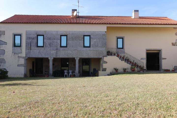 Location de vacances pour 10 personnes, avec Terrasse ainsi que Jardin et Vue dans Laundos