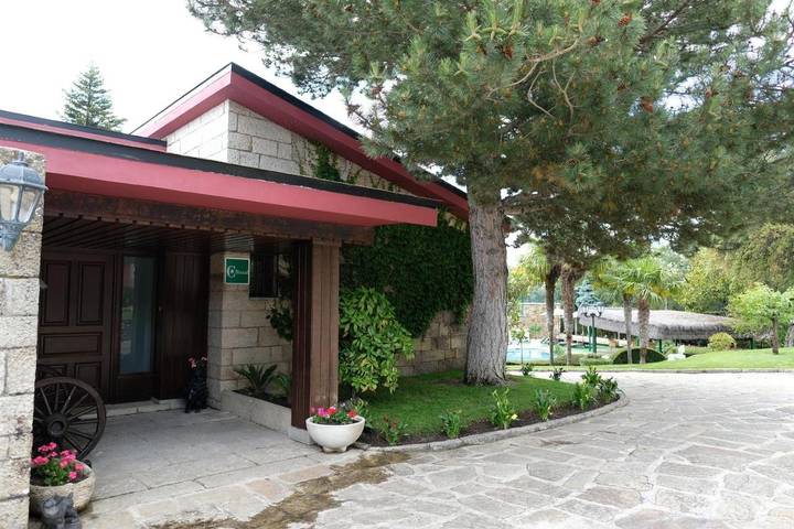 Casa rural para 24 personas, con piscina además de jardín y vistas en Miraflores de la Sierra - 3