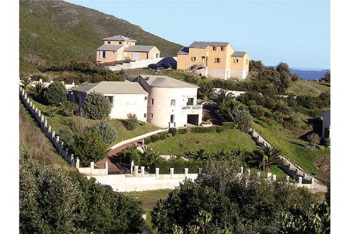 Location de vacances pour 6 personnes, avec jardin ainsi que vue et piscine à Sisco - 2
