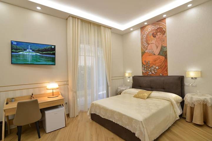 Entire apartment, Very comfortable apartment just minutes from the Royal Palace of Caserta in Caserta, Caserta Province