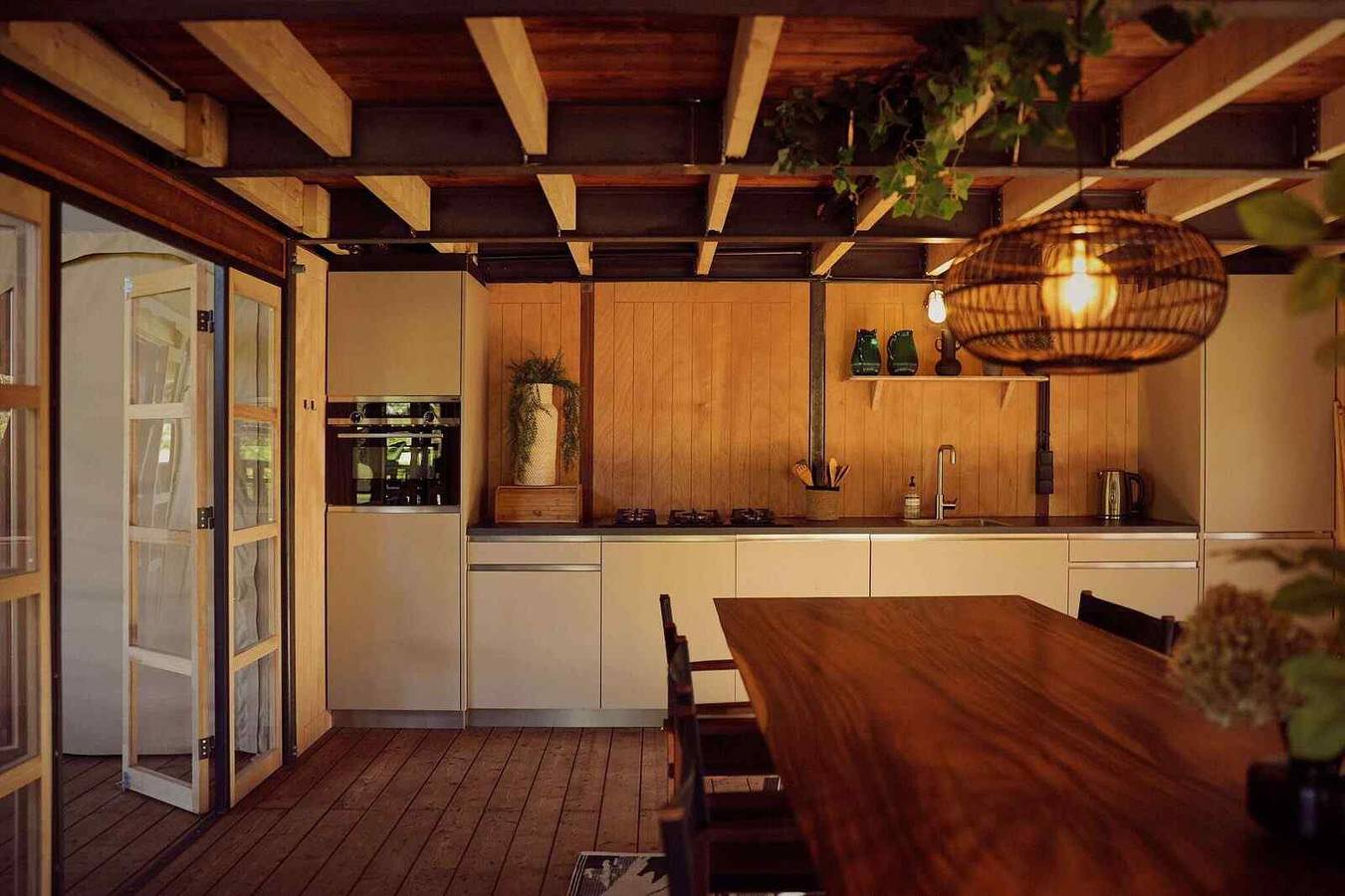 Uniek 6 persoons Glampingverblijf, met hottub, nabij Zeewolde in het Horsterwold in Flevoland