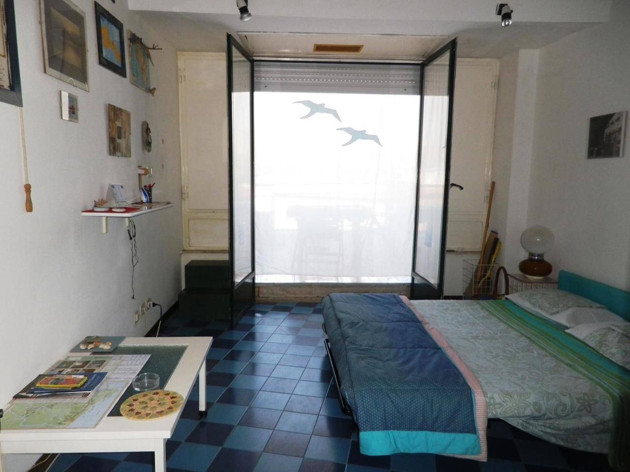 Pietre nere in Porticato, Giardini-Naxos