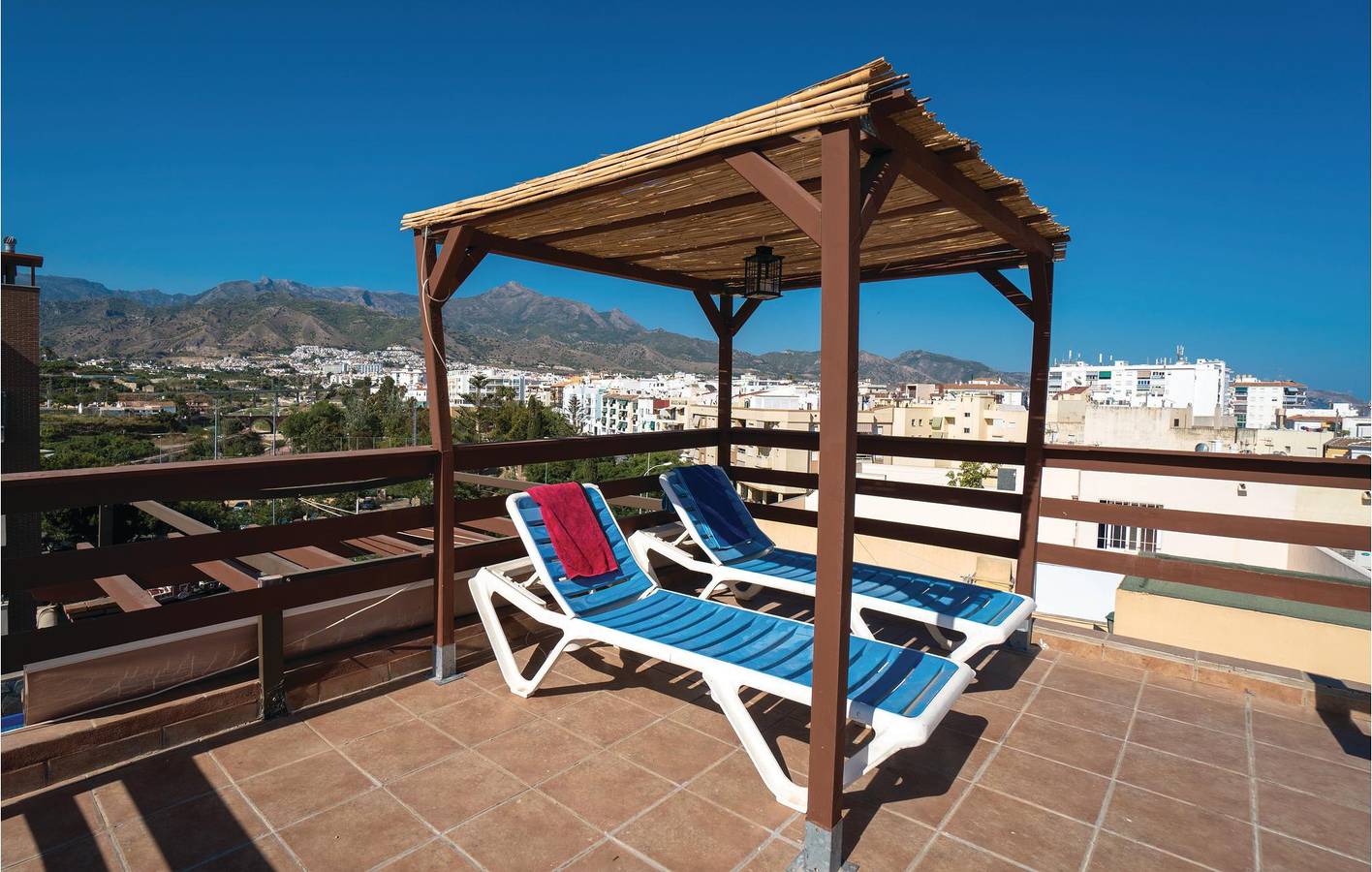 Entire holiday apartment, Beachside Retreat: 120m² with AC, Pool & Terrace in Nerja Centre, Nerja