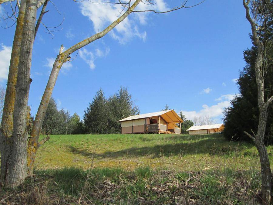 Camping d'Arpheuilles - Tente en toile et en bois 5 personnes - Tente Safari Lodge Nature (sans sanitaire) in Saint-Paul-de-Vézelin, Région de Roanne