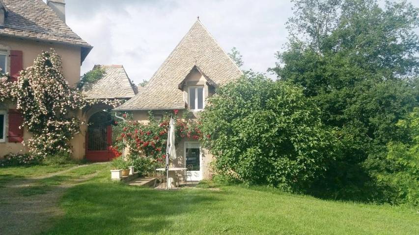 Location de vacances pour 4 personnes, avec Terrasse ainsi que Jardin et Vue à Leynhac