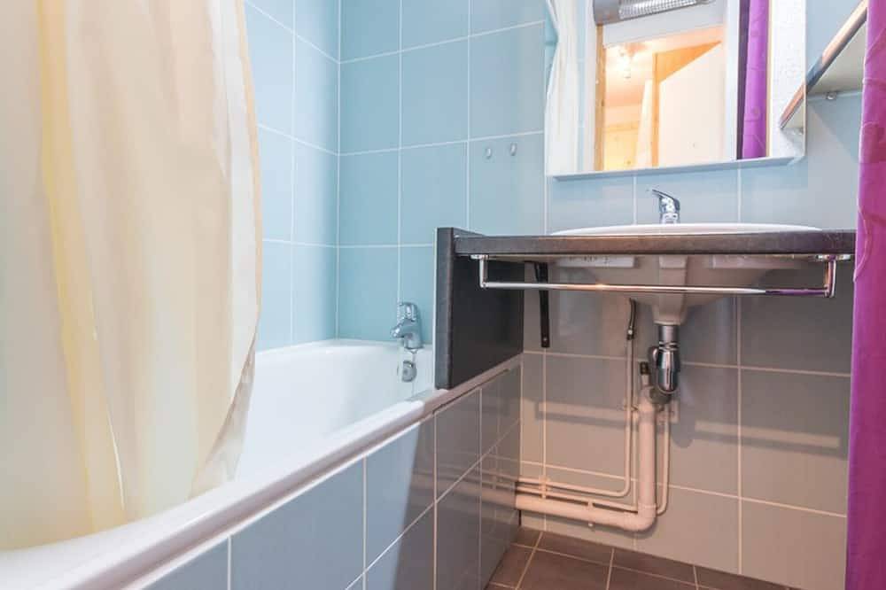 Entire apartment, Renovated studio near slopes with balcony in La Plagne, Bellentre