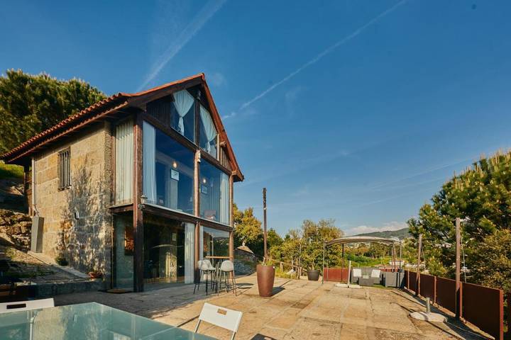 Location de vacances pour 6 personnes, avec Terrasse ainsi que Jardin et Vue dans Alpendurada